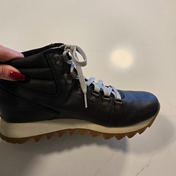 MERRELL Alpine Hiker Women's Hiking Black Boots SIZE 8 - Picture 3 of 9